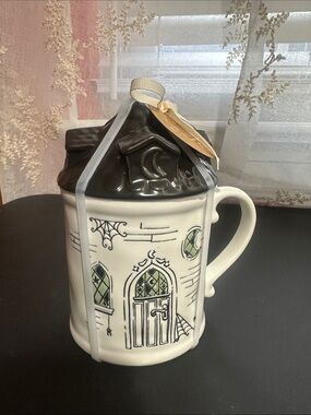 Halloween haunted house coffee mug with lip